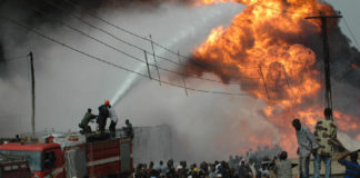 أربعة قتلى في حريق أنبوب للنفط في نيجيريا