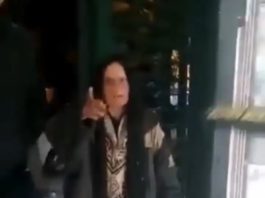 فيديو: لافايات..عون تأمين فضاء تجاري يسكب سطل ماء بارد على عجوز لأنها تتسول