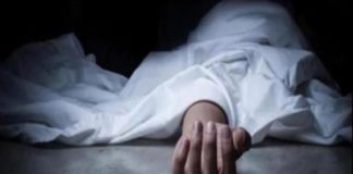 يقتل زوجته بعد رؤيتها في حضن والده