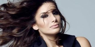 “فنانة تنعت نفسها بـ “الكلبة”
