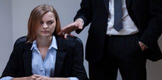 خطية مالية لرجل طلب تقبيل زميلته في العمل