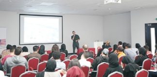 مصوّر ناشيونال جيوغرافيك كيلي يويان يتحدّث عن مجال عمله بمحاضرةٍ ألقاها في الجامعة الأمريكية في رأس الخيمة