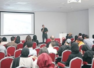 مصوّر ناشيونال جيوغرافيك كيلي يويان يتحدّث عن مجال عمله بمحاضرةٍ ألقاها في الجامعة الأمريكية في رأس الخيمة