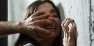 رجل متزوج وأب لأربعة أبناء يغتصب فتاة قاصر بوحشية وسط غابة ويتسبب في حملها