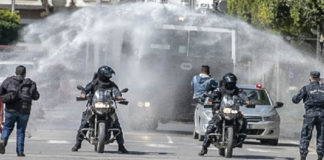 وزارة الداخلية تعقّم عدد من المناطق بالعاصمة “تونس” للوقاية من انتشار كورونا.