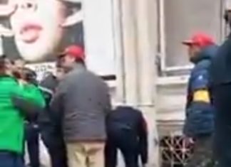 فيديو.. العاصمة: مواطن ملقى على الأرض والحماية المدنية تنقله على وجه السرعة