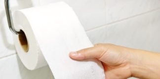بسبب ورق “التواليت”: سيدتان تمثلان أمام القضاء
