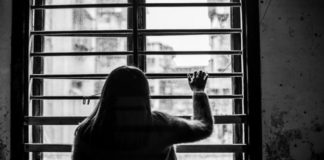 عاشرها معاشرة الأزواج وعندما طالبته بالارتباط شوه وجهها واماكن حساسة من جسدها