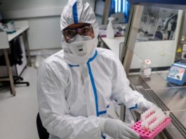 يحتجز زوجته في الحمام خوفاً من اصابتها بالكورونا