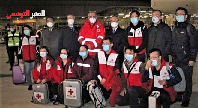 - une délégation médicale chinoise est arrivée à l'aéroport de Tunis-Carthage avec de médicaments et du matériel