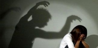 بومهل: يحاول اغتصاب فتاة وتجريدها من ملابسها في الطريق العام
