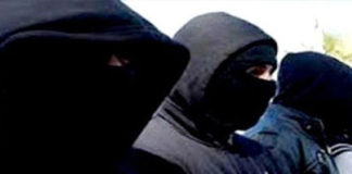 اقتحموا المنزل وحاولوا اغتصابها بعد تعنيف والدها
