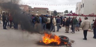 دوار هيشر: غلق الطريق وإشعال العجلات احتجاجا على عدم صرف منحة الـ200 دينار..التفاصيل