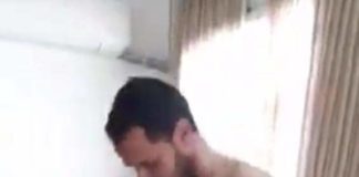 فيديو: مواطن يعتدي على نفسه بآلة حادة في مقر المعتمدية للحصول على المنحة