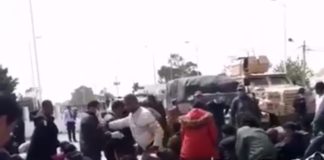 فيديو: تونسيون عالقون بمعبر راس جدير يقتحمون البوابة بالقوة..ويدخلون التراب التونسي