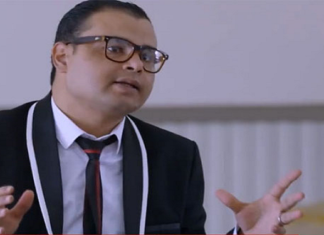 “صورة” : ﺇﻗﺘﺤﺎﻡ ﻣﻘﺮ ﺇﺫﺍﻋﺔ ﻭﺍﻻﻋﺘﺪﺍﺀ ﻋﻠﻰ ﺍﺣﺪ ﺻﺤﻔﻴﻴﻬﺎ ﻭﺗﻬﺪﻳﺪﻩ ﺑﺎﻟﻘﺘﻞ ﺑﺴﺒﺐ ﺍﺳﺘﻀﺎﻓﺘﻪ ﻟـ ” ﻣﻨﺬﺭ ﻗﻔﺮﺍﺵ”