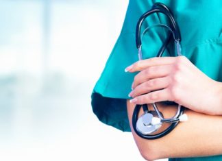 خطير: ﻣﻤﺮﺿﺔ ﺗﺴﺮﻕ ﻣﺼﺎﺑﺎ ﺑﻜﻮﺭﻭﻧﺎ “التفاصيل”