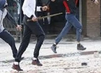 قاموا بتهشيم سيارات والاعتداء على أمنيين بالحجارة والآلات الحادة..التفاصيل