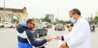 بالصور: المكي يوزع الكمامات على المواطنين في الشارع