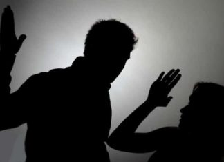 يعتدي على والدته بالعنف الشديد ويحرق أجزاء من جسدها