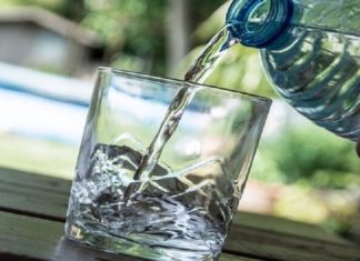 علماء يوضحون تأثير تناول كوب ماء صباحا