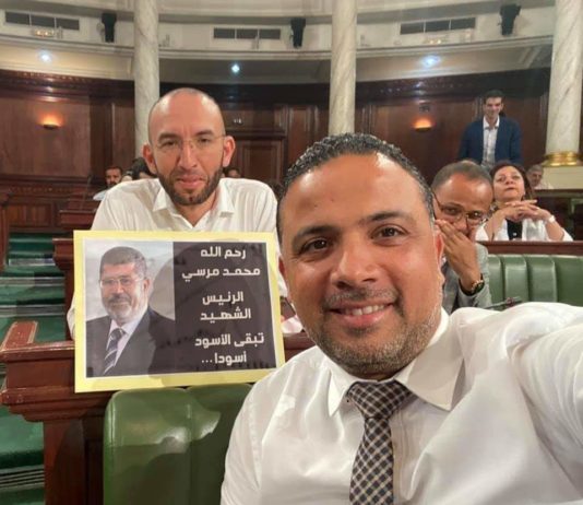 فوضى في البرلمان بسبب رفع ائتلاف الكرامة صورة محمد مرسي