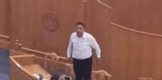 فيديو وصور: فوضى في المجلس ..ومخلوف يدعو لـ “تحرير” منصة رئاسة المجلس