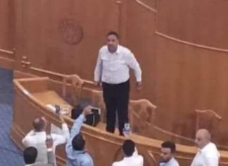 فيديو وصور: فوضى في المجلس ..ومخلوف يدعو لـ “تحرير” منصة رئاسة المجلس
