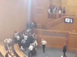 نواب الدستوري الحر يرفضون مغادرة منصة رئاسة البرلمان… الغنوشي يرفع اشغال الجلسة العامة