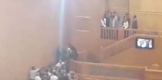 نواب الدستوري الحر يرفضون مغادرة منصة رئاسة البرلمان… الغنوشي يرفع اشغال الجلسة العامة
