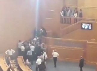 فيديو: شعارات متبادلة بين نواب الدستوري الحر والنهضة وتراشق بالاتهامات داخل المجلس
