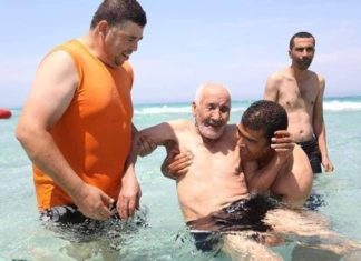 مؤثر:بالصور..جمعية خيرية تتكفل برحلة لدار المسنين نحو البحر لإخراجهم من حالة اليأس والإكتئاب