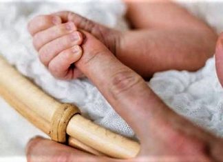 أوّل ولادة قيصرية ناجحة لمصابة بكورونا..! (بمستشفى وسيلة بورقيبة)