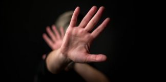 يغتصب خطيبته بسبب تعليقها على صورة رجل آخر