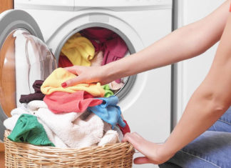 الأطباء يحذرون من انتقال عدوى كورونا من الملابس