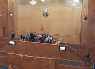 تدخل الأمن ضد عبير موسي خلال احتجاجها بمنصة الرئاسة: البرلمان يوضّح