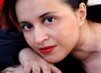 بعد تلقيها العديد من التهديدات بالقتل.. انتحار كاتبة مشهورة