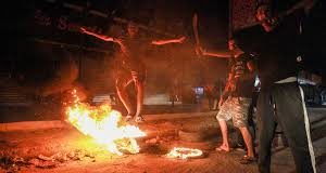 محتجون يضرمون النيران في مقر حكومة شرق ليبيا في بنغازي