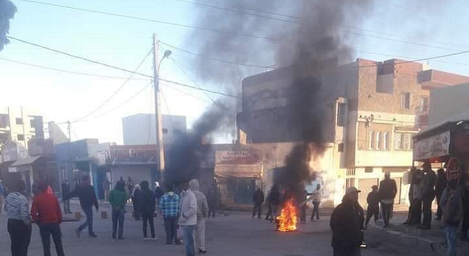 احتجاجات وحالة غضب بعد وفاة مواطن إثر هدم كشك وهو نائم بداخله