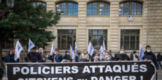 الشرطة الفرنسية تتظاهر وتطالب بالحماية بعد مهاجمة شبان أحد مراكزها في ضواحي باريس بالألعاب النارية