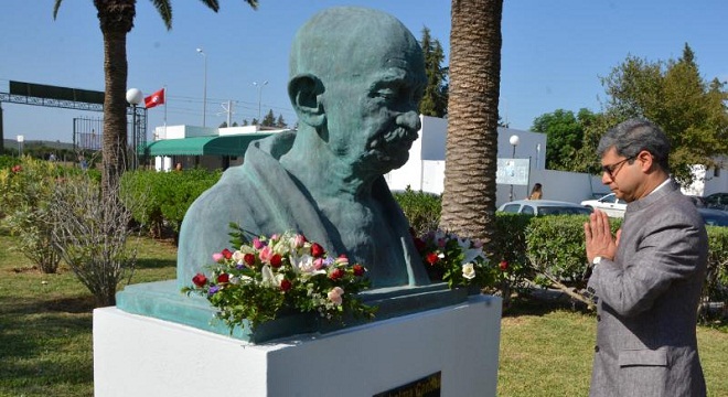 الفلسفة الغانديّة في مقاومة جائحة كورونا-son-excellence-lambassadeur-de-linde03