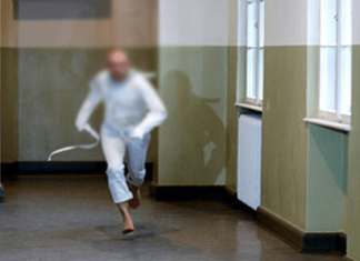 فرار مشتبه بـ”الكورونا” من مستشفى الفحص ووالده يتعهد باعادته..