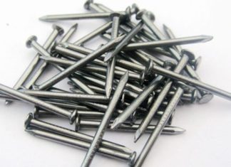 يبتلع حفنة من المسامر لكي يخضع لفحص كورونا