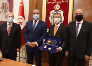 تكريم المستشار الديبلوماسي للحكومة بعد حصوله على الوسام الأكبر من ملك هولندا