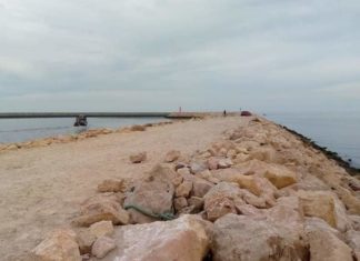 قابس : اكتشاف 7 أحجار أثرية تم استعمالها في الحاجز الاصطناعي بميناء الصيد البحري