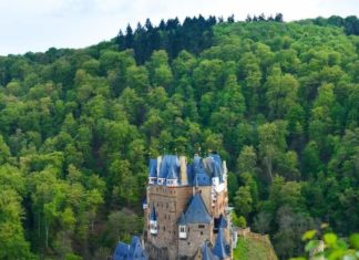 صورة من العالم:قصة قلعة تاريخية مر عليها 34 جيلا لعائلة واحدة بـ850 عاما