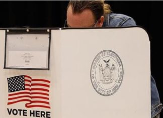 “اتصالات غامضة” تحث الأمريكيين على تأجيل التصويت