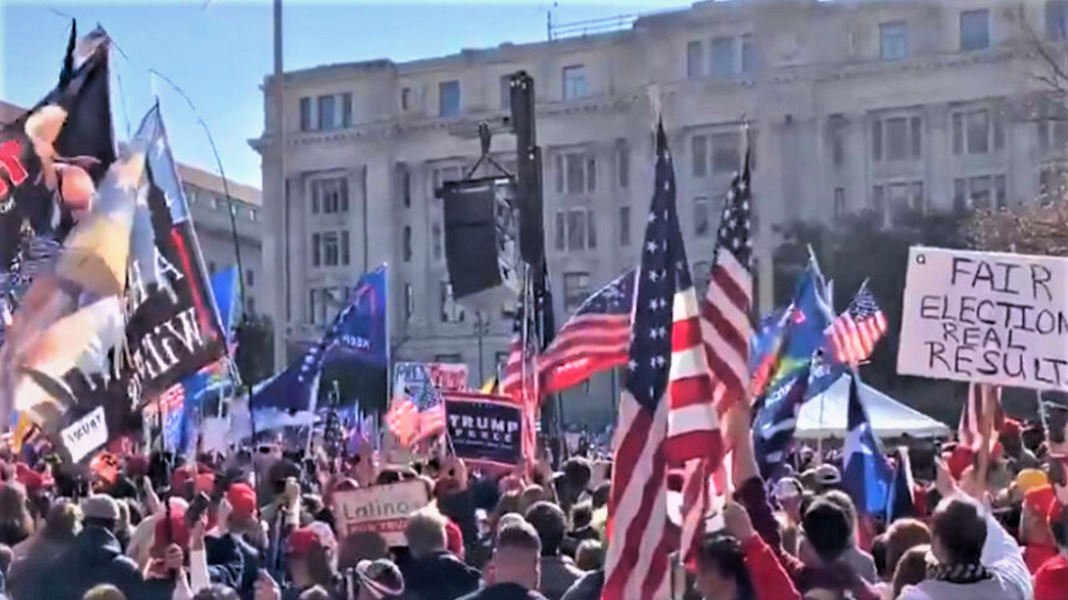 موكب ترامب يمر عبر حشود من أنصاره في واشنطن