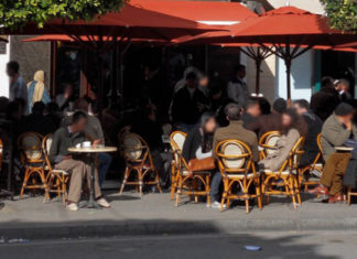 هل يتم التمديد في توقيت عمل المقاهي؟