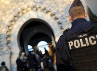 تفتيش 76 مسجدا في فرنسا ووزير الداخلية يهدد بإغلاق بعضها